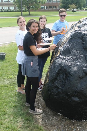 Seniors painting the Senior rock